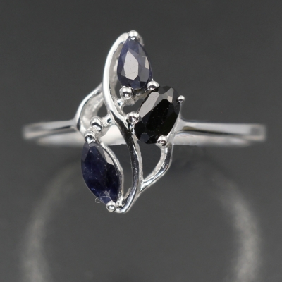 Серебряное кольцо с синим корундом натуральным арт 22478
