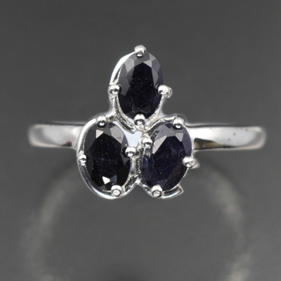Серебряное кольцо с синим корундом натуральным арт 14490