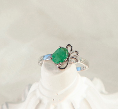 Серебряное кольцо с зеленым бериллом натуральным  арт.  27058