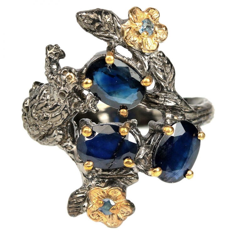 Серебряное кольцо с синим корундом натуральным арт 28149