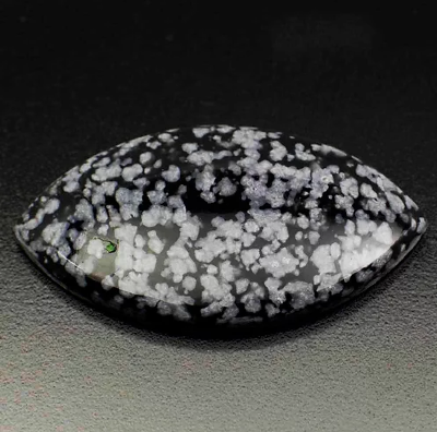 Камень снежный обсидиан натуральный 28.80 карат арт. 12866