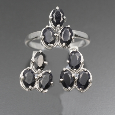 Серебряные серьги и кольцо с синим корундом натуральным арт 27214