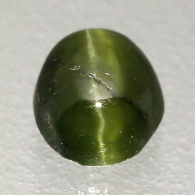 Камень Авгит натуральный с эффектом кошачьего глаза 0.81 карат 5.5х5 мм овал кабошон арт. 16520