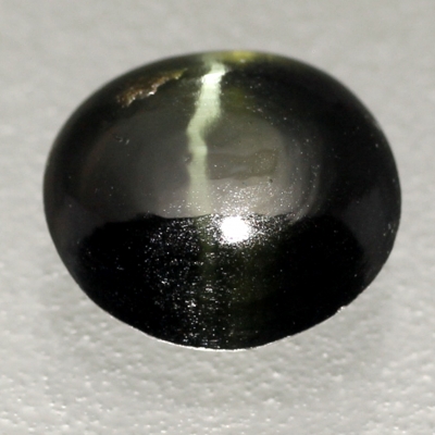 Камень Авгит натуральный с эффектом кошачьего глаза 1.80 карат 7.5х7 мм овал кабошон арт. 22140